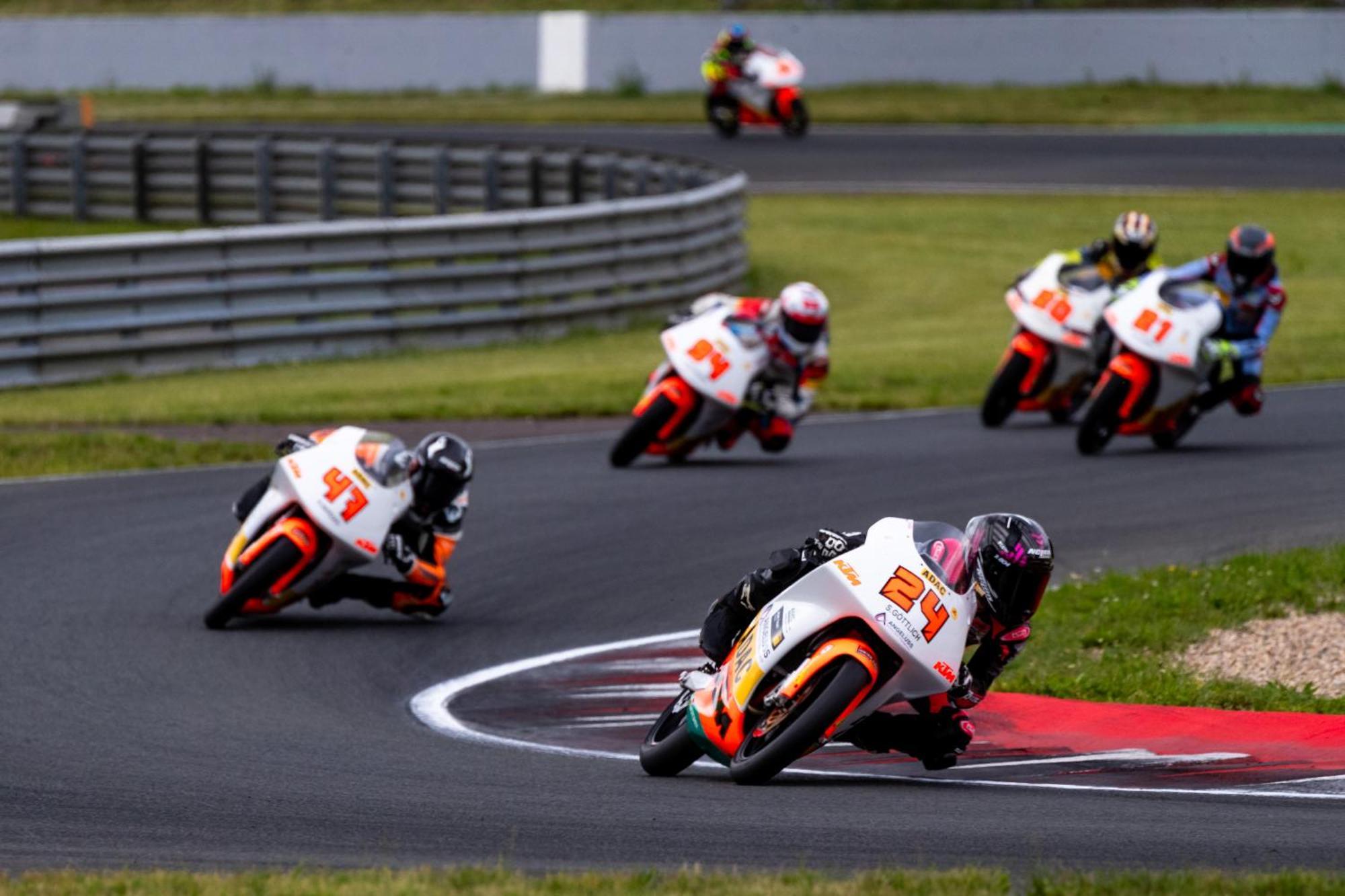 Hotel Motorsport Arena Ошерслебен Екстериор снимка