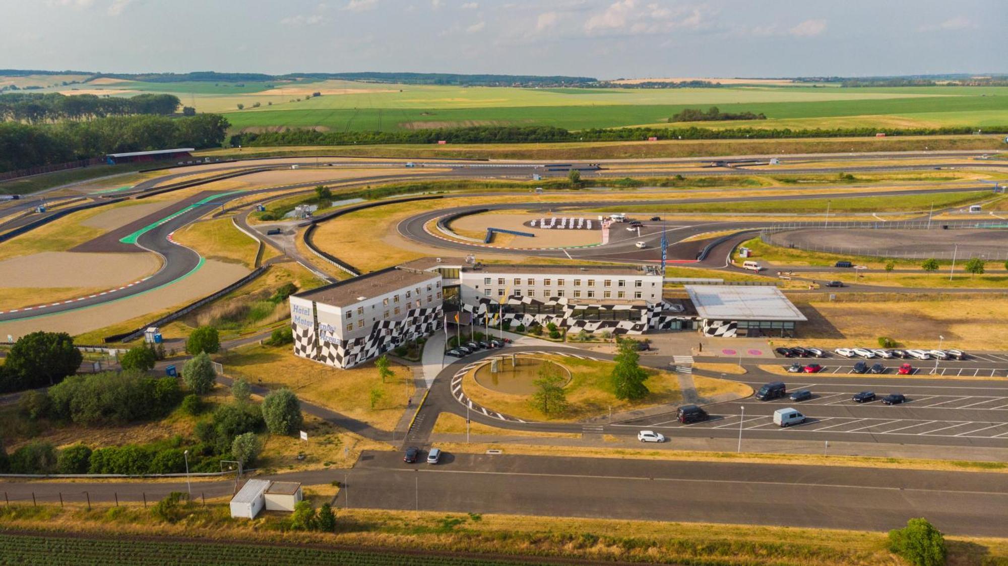 Hotel Motorsport Arena Ошерслебен Екстериор снимка